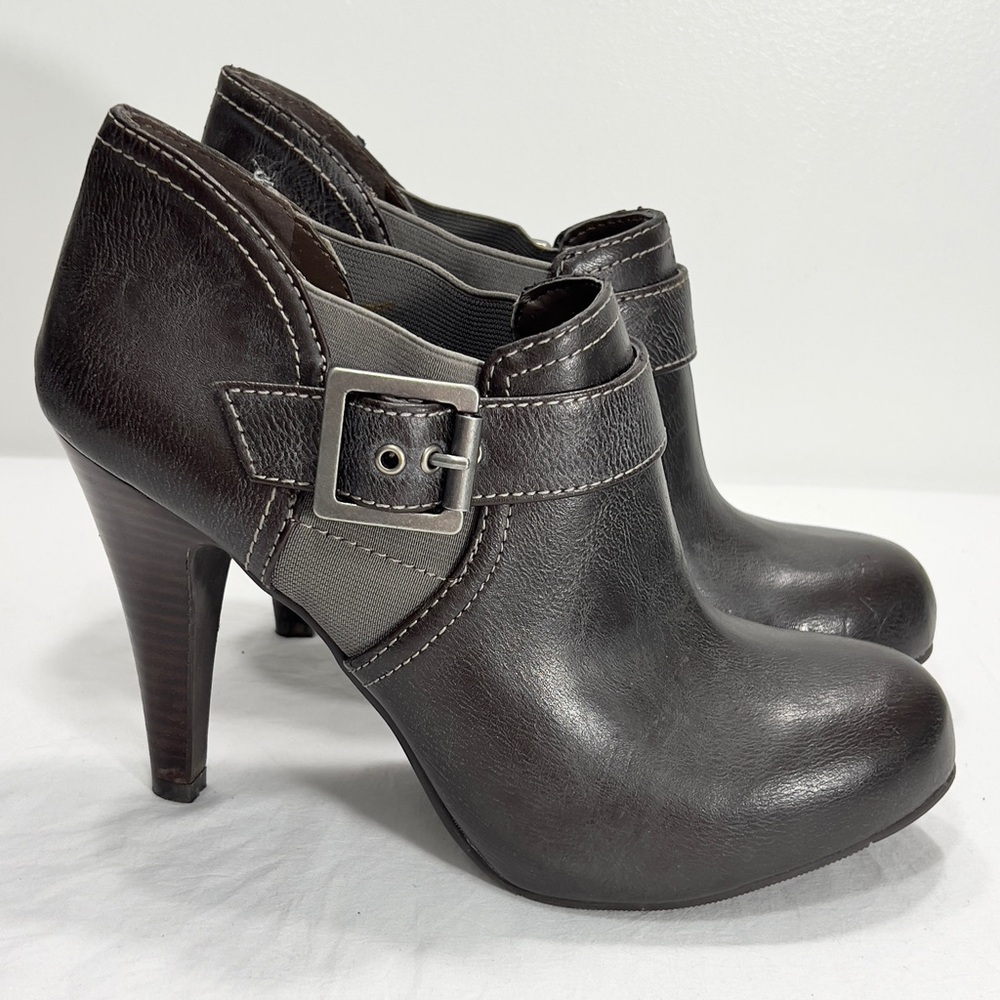 Victor Alfaro booties‎
